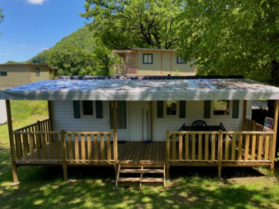 Camping Pas Cher vous présente avec son site Officiel campingpascher.fr, le Camping Pommeraie classé 4 étoiles, situé sur la commune de Vic Sur Cere dans le département Cantal (Auvergne) en France. Le camping Pommeraie, vous présente un hébergement de type mobil-home de 23 m² et télévision. Le camping Pommeraie vous propose du sam. 06 juin au sam. 13 juin 2026 pour 7 nuits à 264€. Cette location propose 14 dates différentes pour réserver votre séjour. Découvrez également les 14 autres gammes d'hébergements du camping. Les Avis clients pour le Camping Pommeraie sont excellents avec une note moyenne de 8 sur 10. Rivière, Piscine couverte, Piscine extérieure, Animations familiales, Club enfants, Aire de jeux enfants, Centre équestre, Court de tennis, Ping-pong, Pétanque, Randonnée, Structure gonflable enfants, Terrain multisports, Bar, Dépôt de pain, Plats à emporter, Restaurant, Snack/Bar, Supermarché, Épicerie,... En savoir plus : cliquez-ICI.