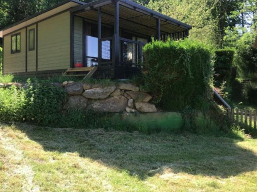 Camping Pas Cher vous présente avec son site Officiel campingpascher.fr, le Camping Pommeraie classé 4 étoiles, situé sur la commune de Vic Sur Cere dans le département Cantal (Auvergne) en France. Le camping Pommeraie vous propose un hébergement de type chalet de 33 m² (télévision). L'établissement vous propose 14 autres types d'hébergements. Découvrez tous nos séjours à petits prix dans la commune et aux alentours de Vic Sur Cere du département : Cantal (Auvergne). Les Avis clients pour le Camping Pommeraie sont excellents avec une note moyenne de 8 sur 10. Rivière, Piscine couverte, Piscine extérieure, Animations familiales, Club enfants, Aire de jeux enfants, Centre équestre, Court de tennis, Ping-pong, Pétanque, Randonnée, Structure gonflable enfants, Terrain multisports, Bar, Dépôt de pain, Plats à emporter, Restaurant, Snack/Bar, Supermarché, Épicerie,... En savoir plus : cliquez-ICI.