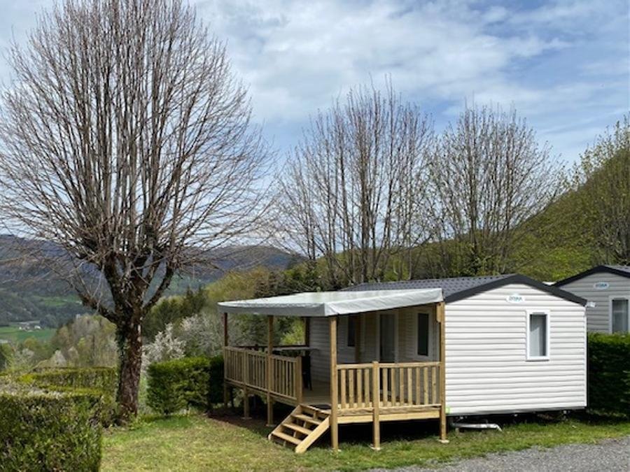 Camping Pas Cher vous présente avec son site Officiel campingpascher.fr, le Camping Pommeraie classé 4 étoiles, situé sur la commune de Vic Sur Cere dans le département Cantal (Auvergne) en France. Le camping Pommeraie, vous présente un hébergement de type mobil-home de 22 m². Le camping Pommeraie vous propose du sam. 06 juin au sam. 13 juin 2026 pour 7 nuits à 299€. Cette location propose 13 dates différentes pour réserver votre séjour. Découvrez également les 14 autres gammes d'hébergements du camping. Les Avis clients pour le Camping Pommeraie sont excellents avec une note moyenne de 8 sur 10. Rivière, Piscine couverte, Piscine extérieure, Animations familiales, Club enfants, Aire de jeux enfants, Centre équestre, Court de tennis, Ping-pong, Pétanque, Randonnée, Structure gonflable enfants, Terrain multisports, Bar, Dépôt de pain, Plats à emporter, Restaurant, Snack/Bar, Supermarché, Épicerie,... En savoir plus : cliquez-ICI.