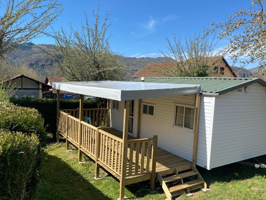 Camping Pas Cher vous présente avec son site Officiel campingpascher.fr, le Camping Pommeraie classé 4 étoiles, situé sur la commune de Vic Sur Cere dans le département Cantal (Auvergne) en France. Le camping Pommeraie vous propose un hébergement de type mobil-home de 28 m². L'établissement vous propose 14 autres types d'hébergements. Découvrez tous nos séjours à petits prix dans la commune et aux alentours de Vic Sur Cere du département : Cantal (Auvergne). Les Avis clients pour le Camping Pommeraie sont excellents avec une note moyenne de 8 sur 10. Rivière, Piscine couverte, Piscine extérieure, Animations familiales, Club enfants, Aire de jeux enfants, Centre équestre, Court de tennis, Ping-pong, Pétanque, Randonnée, Structure gonflable enfants, Terrain multisports, Bar, Dépôt de pain, Plats à emporter, Restaurant, Snack/Bar, Supermarché, Épicerie,... En savoir plus : cliquez-ICI.