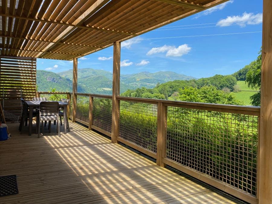 Camping Pas Cher vous présente avec son site Officiel campingpascher.fr, le Camping Pommeraie classé 4 étoiles, situé sur la commune de Vic Sur Cere dans le département Cantal (Auvergne) en France. Le camping Pommeraie vous propose un hébergement de type chalet de 30 m² pour 1 personne (télévision). L'établissement vous propose 14 autres types d'hébergements. Découvrez tous nos séjours à petits prix dans la commune et aux alentours de Vic Sur Cere du département : Cantal (Auvergne). Les Avis clients pour le Camping Pommeraie sont excellents avec une note moyenne de 8 sur 10. Rivière, Piscine couverte, Piscine extérieure, Animations familiales, Club enfants, Aire de jeux enfants, Centre équestre, Court de tennis, Ping-pong, Pétanque, Randonnée, Structure gonflable enfants, Terrain multisports, Bar, Dépôt de pain, Plats à emporter, Restaurant, Snack/Bar, Supermarché, Épicerie,... En savoir plus : cliquez-ICI.