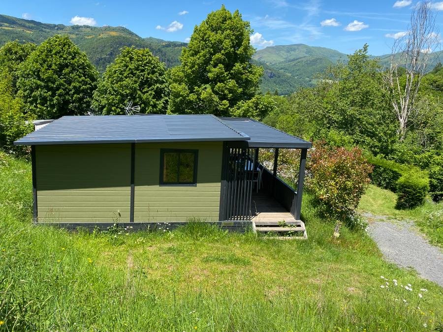 Camping Pas Cher vous présente avec son site Officiel campingpascher.fr, le Camping Pommeraie classé 4 étoiles, situé sur la commune de Vic Sur Cere dans le département Cantal (Auvergne) en France. Le camping Pommeraie vous propose un hébergement de type chalet de 25 m² pour 2 personnes (télévision). L'établissement vous propose 14 autres types d'hébergements. Découvrez tous nos séjours à petits prix dans la commune et aux alentours de Vic Sur Cere du département : Cantal (Auvergne). Les Avis clients pour le Camping Pommeraie sont excellents avec une note moyenne de 8 sur 10. Rivière, Piscine couverte, Piscine extérieure, Animations familiales, Club enfants, Aire de jeux enfants, Centre équestre, Court de tennis, Ping-pong, Pétanque, Randonnée, Structure gonflable enfants, Terrain multisports, Bar, Dépôt de pain, Plats à emporter, Restaurant, Snack/Bar, Supermarché, Épicerie,... En savoir plus : cliquez-ICI.