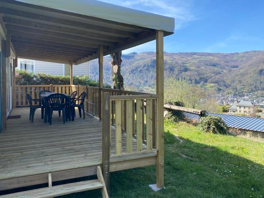 Camping Pas Cher vous présente avec son site Officiel campingpascher.fr, le Camping Pommeraie classé 4 étoiles, situé sur la commune de Vic Sur Cere dans le département Cantal (Auvergne) en France. Le camping Pommeraie vous propose un hébergement de type mobil-home de 27 m². L'établissement vous propose 14 autres types d'hébergements. Découvrez tous nos séjours à petits prix dans la commune et aux alentours de Vic Sur Cere du département : Cantal (Auvergne). Les Avis clients pour le Camping Pommeraie sont excellents avec une note moyenne de 8 sur 10. Rivière, Piscine couverte, Piscine extérieure, Animations familiales, Club enfants, Aire de jeux enfants, Centre équestre, Court de tennis, Ping-pong, Pétanque, Randonnée, Structure gonflable enfants, Terrain multisports, Bar, Dépôt de pain, Plats à emporter, Restaurant, Snack/Bar, Supermarché, Épicerie,... En savoir plus : cliquez-ICI.