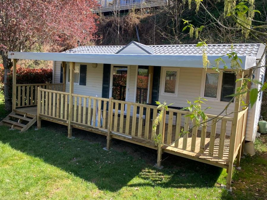 Camping Pas Cher vous présente avec son site Officiel campingpascher.fr, le Camping Pommeraie classé 4 étoiles, situé sur la commune de Vic Sur Cere dans le département Cantal (Auvergne) en France. Le camping Pommeraie vous propose un hébergement de type mobil-home de 32 m². L'établissement vous propose 14 autres types d'hébergements. Découvrez tous nos séjours à petits prix dans la commune et aux alentours de Vic Sur Cere du département : Cantal (Auvergne). Les Avis clients pour le Camping Pommeraie sont excellents avec une note moyenne de 8 sur 10. Rivière, Piscine couverte, Piscine extérieure, Animations familiales, Club enfants, Aire de jeux enfants, Centre équestre, Court de tennis, Ping-pong, Pétanque, Randonnée, Structure gonflable enfants, Terrain multisports, Bar, Dépôt de pain, Plats à emporter, Restaurant, Snack/Bar, Supermarché, Épicerie,... En savoir plus : cliquez-ICI.