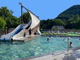 Camping Pas Cher vous présente avec son site Officiel campingpascher.fr, le Camping Pommeraie classé 4 étoiles, situé sur la commune de Vic Sur Cere dans le département Cantal (Auvergne) en France. Le camping Pommeraie, vous présente un hébergement de type mobil-home de 26 m² et télévision. Le camping Pommeraie vous propose du sam. 06 juin au sam. 13 juin 2026, en promotion à -6% pour 7 nuits à 259 € au lieu de 278,0 € soit une Économie de 19 €. Cette location propose 5 dates différentes pour réserver votre séjour. Découvrez également les 14 autres gammes d'hébergements du camping. Les Avis clients pour le Camping Pommeraie sont excellents avec une note moyenne de 8 sur 10. Rivière, Piscine couverte, Piscine extérieure, Animations familiales, Club enfants, Aire de jeux enfants, Centre équestre, Court de tennis, Ping-pong, Pétanque, Randonnée, Structure gonflable enfants, Terrain multisports, Bar, Dépôt de pain, Plats à emporter, Restaurant, Snack/Bar, Supermarché, Épicerie,... En savoir plus : cliquez-ICI.