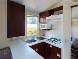 Camping Pas Cher vous présente avec son site Officiel campingpascher.fr, le Camping Pommeraie classé 4 étoiles, situé sur la commune de Vic Sur Cere dans le département Cantal (Auvergne) en France. Le camping Pommeraie, vous présente un hébergement de type mobil-home de 21 m² et télévision. Le camping Pommeraie vous propose du sam. 16 mai au sam. 23 mai 2026, en promotion à -23% pour 7 nuits à 229 € au lieu de 298,0 € soit une Économie de 69 €. Cette location propose 17 dates différentes pour réserver votre séjour. Découvrez également les 14 autres gammes d'hébergements du camping. Les Avis clients pour le Camping Pommeraie sont excellents avec une note moyenne de 8 sur 10. Rivière, Piscine couverte, Piscine extérieure, Animations familiales, Club enfants, Aire de jeux enfants, Centre équestre, Court de tennis, Ping-pong, Pétanque, Randonnée, Structure gonflable enfants, Terrain multisports, Bar, Dépôt de pain, Plats à emporter, Restaurant, Snack/Bar, Supermarché, Épicerie,... En savoir plus : cliquez-ICI.