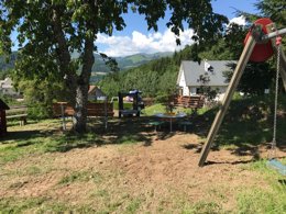 Camping Pas Cher vous présente avec son site Officiel campingpascher.fr, le Camping Pommeraie classé 4 étoiles, situé sur la commune de Vic Sur Cere dans le département Cantal (Auvergne) en France. Le camping Pommeraie, vous présente un hébergement de type mobil-home de 21 m² et télévision. Le camping Pommeraie vous propose du sam. 16 mai au sam. 23 mai 2026, en promotion à -23% pour 7 nuits à 229 € au lieu de 298,0 € soit une Économie de 69 €. Cette location propose 17 dates différentes pour réserver votre séjour. Découvrez également les 14 autres gammes d'hébergements du camping. Les Avis clients pour le Camping Pommeraie sont excellents avec une note moyenne de 8 sur 10. Rivière, Piscine couverte, Piscine extérieure, Animations familiales, Club enfants, Aire de jeux enfants, Centre équestre, Court de tennis, Ping-pong, Pétanque, Randonnée, Structure gonflable enfants, Terrain multisports, Bar, Dépôt de pain, Plats à emporter, Restaurant, Snack/Bar, Supermarché, Épicerie,... En savoir plus : cliquez-ICI.
