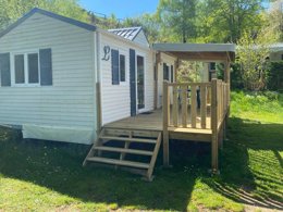 Camping Pas Cher vous présente avec son site Officiel campingpascher.fr, le Camping Pommeraie classé 4 étoiles, situé sur la commune de Vic Sur Cere dans le département Cantal (Auvergne) en France. Le camping Pommeraie, vous présente un hébergement de type mobil-home de 26 m² et télévision. Le camping Pommeraie vous propose du sam. 16 mai au sam. 23 mai 2026, en promotion à -29% pour 7 nuits à 219 € au lieu de 310,0 € soit une Économie de 91 €. Cette location propose 17 dates différentes pour réserver votre séjour. Découvrez également les 14 autres gammes d'hébergements du camping. Les Avis clients pour le Camping Pommeraie sont excellents avec une note moyenne de 8 sur 10. Rivière, Piscine couverte, Piscine extérieure, Animations familiales, Club enfants, Aire de jeux enfants, Centre équestre, Court de tennis, Ping-pong, Pétanque, Randonnée, Structure gonflable enfants, Terrain multisports, Bar, Dépôt de pain, Plats à emporter, Restaurant, Snack/Bar, Supermarché, Épicerie,... En savoir plus : cliquez-ICI.