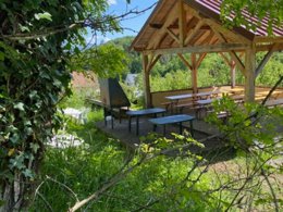 Camping Pas Cher vous présente avec son site Officiel campingpascher.fr, le Camping Pommeraie classé 4 étoiles, situé sur la commune de Vic Sur Cere dans le département Cantal (Auvergne) en France. Le camping Pommeraie, vous présente un hébergement de type mobil-home de 23 m² et télévision. Le camping Pommeraie vous propose du jeudi 30 avril au jeudi 07 mai 2026, en promotion à -20% pour 7 nuits à 205,60 € au lieu de 257,0 € soit une Économie de 51,40 €. Cette location propose 61 dates différentes pour réserver votre séjour. Découvrez également les 14 autres gammes d'hébergements du camping. Les Avis clients pour le Camping Pommeraie sont excellents avec une note moyenne de 8 sur 10. Rivière, Piscine couverte, Piscine extérieure, Animations familiales, Club enfants, Aire de jeux enfants, Centre équestre, Court de tennis, Ping-pong, Pétanque, Randonnée, Structure gonflable enfants, Terrain multisports, Bar, Dépôt de pain, Plats à emporter, Restaurant, Snack/Bar, Supermarché, Épicerie,... En savoir plus : cliquez-ICI.