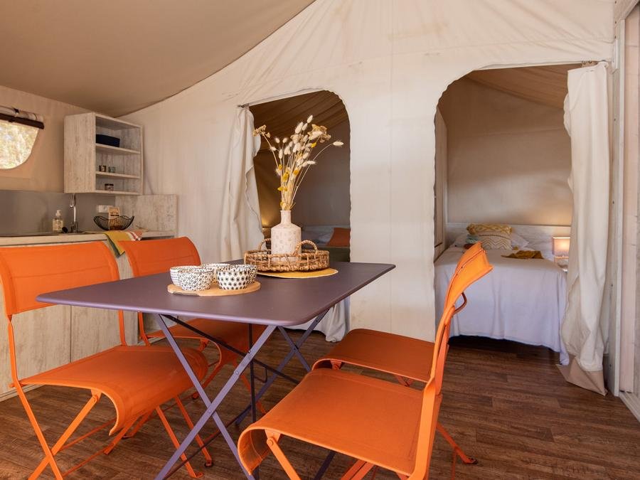 Camping Pas Cher vous présente avec son site Officiel campingpascher.fr, le Camping Club Les Tourterelles 4* - MS VACANCES classé 4 étoiles, situé sur la commune de Vielle Saint Girons dans le département Landes (Aquitaine) en France. Le camping Club Les Tourterelles 4* - MS VACANCES, vous présente un hébergement de type lodge de 25 m² pour 4 personnes. Le camping Club Les Tourterelles 4* - MS VACANCES vous propose du sam. 12 septembre au sam. 19 septembre 2026, en promotion à -20% pour 7 nuits à 299,20 € au lieu de 374,0 € soit une Économie de 74,80 €. Cette location propose 33 dates différentes pour réserver votre séjour. Découvrez également les 17 autres gammes d'hébergements du camping. Les Avis clients pour le Camping Club Les Tourterelles 4* - MS VACANCES sont de 7 sur 10. Mer, Piscine chauffée, Piscine extérieure, Animations familiales, Club ados, Club enfants, Aire de jeux enfants, Centre équestre, Golf, Parcours sportif, Ping-pong, Pétanque, Salle de fitness, Structure gonflable enfants, Surf, Terrain de beach-volley, Terrain multisports, Tir à l’arc, Bar, Boulangerie, Snack/Bar, Épicerie,... En savoir plus : cliquez-ICI.