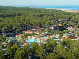 Camping Pas Cher vous présente avec son site Officiel campingpascher.fr, le Camping Club Les Tourterelles 4* - MS VACANCES classé 4 étoiles, situé sur la commune de Vielle Saint Girons dans le département Landes (Aquitaine) en France. Le camping Club Les Tourterelles 4* - MS VACANCES, vous présente un hébergement de type lodge de 25 m² pour 4 personnes. Le camping Club Les Tourterelles 4* - MS VACANCES vous propose du sam. 12 septembre au sam. 19 septembre 2026, en promotion à -20% pour 7 nuits à 299,20 € au lieu de 374,0 € soit une Économie de 74,80 €. Cette location propose 33 dates différentes pour réserver votre séjour. Découvrez également les 17 autres gammes d'hébergements du camping. Les Avis clients pour le Camping Club Les Tourterelles 4* - MS VACANCES sont de 7 sur 10. Mer, Piscine chauffée, Piscine extérieure, Animations familiales, Club ados, Club enfants, Aire de jeux enfants, Centre équestre, Golf, Parcours sportif, Ping-pong, Pétanque, Salle de fitness, Structure gonflable enfants, Surf, Terrain de beach-volley, Terrain multisports, Tir à l’arc, Bar, Boulangerie, Snack/Bar, Épicerie,... En savoir plus : cliquez-ICI.