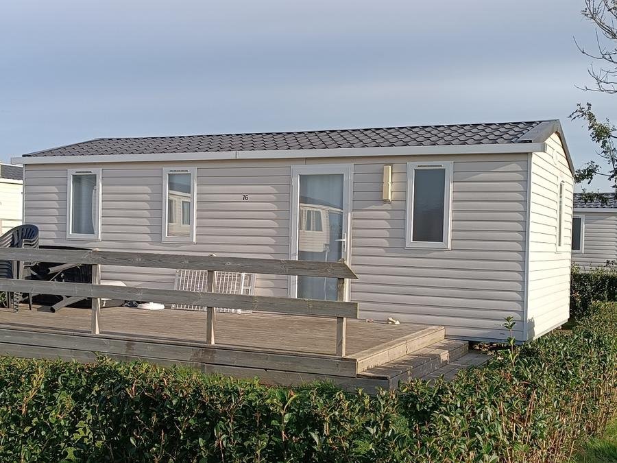 Camping Pas Cher vous présente avec son site Officiel campingpascher.fr, le Camping Flower Omaha Beach classé 3 étoiles, situé sur la commune de Vierville Sur Mer dans le département Calvados (Basse Normandie) en France. Le camping Flower Omaha Beach, vous présente un hébergement de type mobil-home de 28 m² et télévision. Le camping Flower Omaha Beach vous proposeun séjour PAS CHER avec une REMISEdu sam. 06 juin au sam. 13 juin 2026, en promotion à -49% pour 7 nuits à 439 € au lieu de 869,0 € soit une Économie de 430 €. Cette location propose 1 dates différentes pour réserver votre séjour. Découvrez également les 17 autres gammes d'hébergements du camping. Les Avis clients pour le Camping Flower Omaha Beach sont excellents avec une note moyenne de 8 sur 10. Mer, Piscine chauffée, Piscine couverte, Animations familiales, Club enfants, Aire de jeux enfants, Centre équestre, Golf, Ping-pong, Pétanque, Sports nautiques, Structure gonflable enfants, Terrain de beach-volley, Terrain de football, Terrain multisports, Bar, Bureau de tabac, Créperie, Dépôt de pain, Plats à emporter, Restaurant, Snack/Bar, Station-service, Épicerie,... En savoir plus : cliquez-ICI.