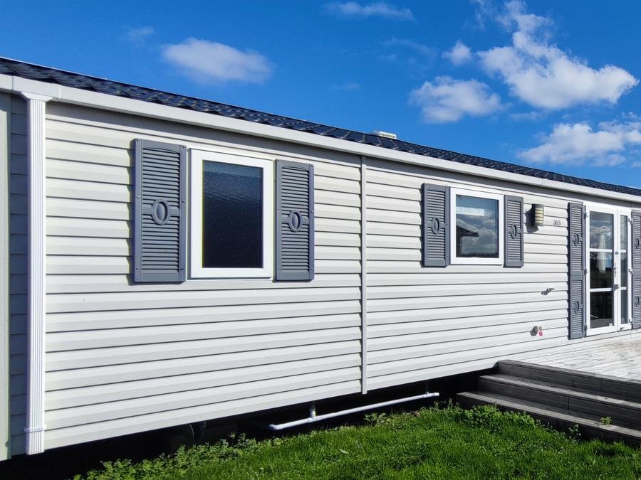 Camping Pas Cher vous présente avec son site Officiel campingpascher.fr, le Camping Flower Omaha Beach classé 3 étoiles, situé sur la commune de Vierville Sur Mer dans le département Calvados (Basse Normandie) en France. Le camping Flower Omaha Beach, vous présente un hébergement de type mobil-home de 38 m² et télévision. Le camping Flower Omaha Beach vous propose du sam. 19 septembre au sam. 26 septembre 2026 pour 7 nuits à 770€. Cette location propose 39 dates différentes pour réserver votre séjour. Découvrez également les 16 autres gammes d'hébergements du camping. Les Avis clients pour le Camping Flower Omaha Beach sont excellents avec une note moyenne de 8 sur 10. Mer, Piscine chauffée, Piscine couverte, Animations familiales, Club enfants, Aire de jeux enfants, Centre équestre, Golf, Ping-pong, Pétanque, Sports nautiques, Structure gonflable enfants, Terrain de beach-volley, Terrain de football, Terrain multisports, Bar, Bureau de tabac, Créperie, Dépôt de pain, Plats à emporter, Restaurant, Snack/Bar, Station-service, Épicerie,... En savoir plus : cliquez-ICI.