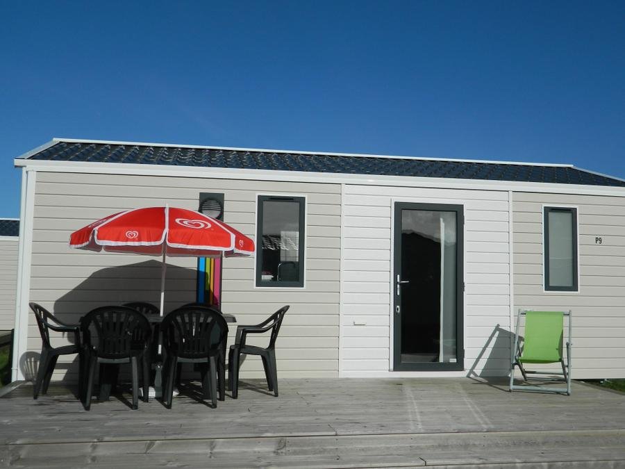 Camping Pas Cher vous présente avec son site Officiel campingpascher.fr, le Camping Flower Omaha Beach classé 3 étoiles, situé sur la commune de Vierville Sur Mer dans le département Calvados (Basse Normandie) en France. Le camping Flower Omaha Beach, vous présente un hébergement de type mobil-home de 25 m² et télévision. Le camping Flower Omaha Beach vous propose du sam. 12 septembre au sam. 19 septembre 2026 pour 7 nuits à 532€. Cette location propose 81 dates différentes pour réserver votre séjour. Découvrez également les 15 autres gammes d'hébergements du camping. Les Avis clients pour le Camping Flower Omaha Beach sont excellents avec une note moyenne de 8 sur 10. Mer, Piscine chauffée, Piscine couverte, Animations familiales, Club enfants, Aire de jeux enfants, Centre équestre, Golf, Ping-pong, Pétanque, Sports nautiques, Structure gonflable enfants, Terrain de beach-volley, Terrain de football, Terrain multisports, Bar, Bureau de tabac, Créperie, Dépôt de pain, Plats à emporter, Restaurant, Snack/Bar, Station-service, Épicerie,... En savoir plus : cliquez-ICI.