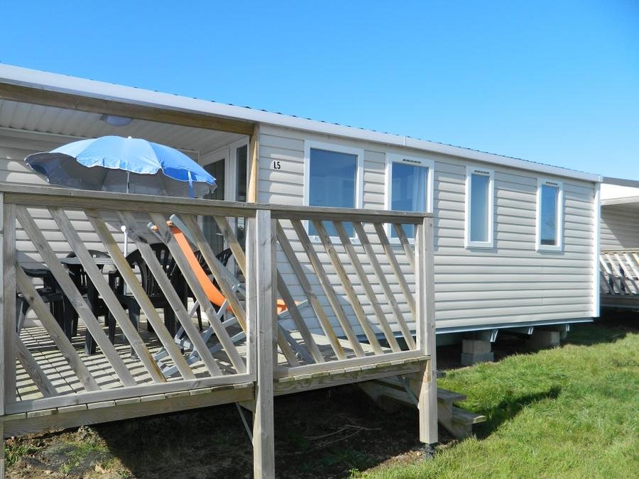Camping Pas Cher vous présente avec son site Officiel campingpascher.fr, le Camping Flower Omaha Beach classé 3 étoiles, situé sur la commune de Vierville Sur Mer dans le département Calvados (Basse Normandie) en France. Le camping Flower Omaha Beach vous propose un hébergement de type mobil-home de 28 m² (télévision). L'établissement vous propose 18 autres types d'hébergements. Découvrez tous nos séjours à petits prix dans la commune et aux alentours de Vierville Sur Mer du département : Calvados (Basse Normandie). Les Avis clients pour le Camping Flower Omaha Beach sont excellents avec une note moyenne de 8 sur 10. Mer, Piscine chauffée, Piscine couverte, Animations familiales, Club enfants, Aire de jeux enfants, Centre équestre, Golf, Ping-pong, Pétanque, Sports nautiques, Structure gonflable enfants, Terrain de beach-volley, Terrain de football, Terrain multisports, Bar, Bureau de tabac, Créperie, Dépôt de pain, Plats à emporter, Restaurant, Snack/Bar, Station-service, Épicerie,... En savoir plus : cliquez-ICI.
