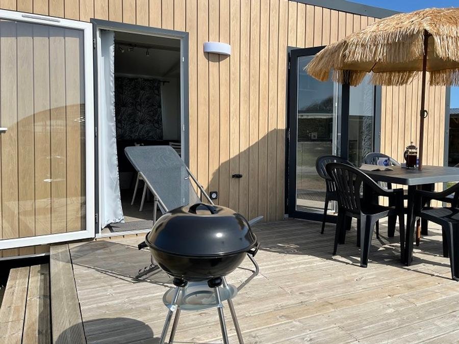 Camping Pas Cher vous présente avec son site Officiel campingpascher.fr, le Camping Flower Omaha Beach classé 3 étoiles, situé sur la commune de Vierville Sur Mer dans le département Calvados (Basse Normandie) en France. Le camping Flower Omaha Beach, vous présente un hébergement de type mobil-home de 26 m² et télévision. Le camping Flower Omaha Beach vous propose du dimanche 13 septembre au dimanche 20 septembre 2026 pour 7 nuits à 609€. Cette location propose 58 dates différentes pour réserver votre séjour. Découvrez également les 17 autres gammes d'hébergements du camping. Les Avis clients pour le Camping Flower Omaha Beach sont excellents avec une note moyenne de 8 sur 10. Mer, Piscine chauffée, Piscine couverte, Animations familiales, Club enfants, Aire de jeux enfants, Centre équestre, Golf, Ping-pong, Pétanque, Sports nautiques, Structure gonflable enfants, Terrain de beach-volley, Terrain de football, Terrain multisports, Bar, Bureau de tabac, Créperie, Dépôt de pain, Plats à emporter, Restaurant, Snack/Bar, Station-service, Épicerie,... En savoir plus : cliquez-ICI.