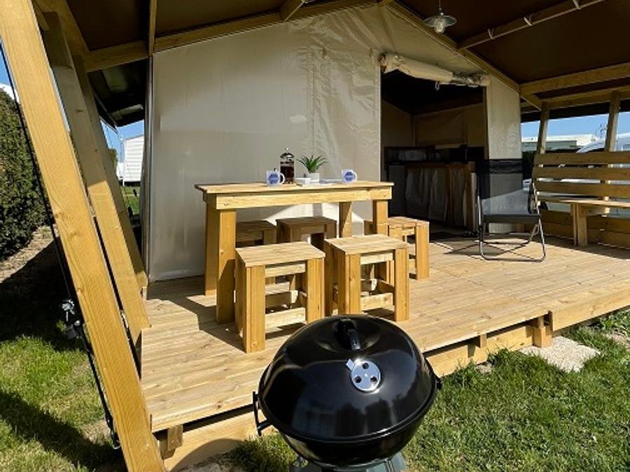 Camping Pas Cher vous présente avec son site Officiel campingpascher.fr, le Camping Flower Omaha Beach classé 3 étoiles, situé sur la commune de Vierville Sur Mer dans le département Calvados (Basse Normandie) en France. Le camping Flower Omaha Beach, vous présente un hébergement de type tente en toile et bois de 30 m² pour 1 personne. Le camping Flower Omaha Beach vous propose du sam. 12 septembre au sam. 19 septembre 2026 pour 7 nuits à 350€. Cette location propose 14 dates différentes pour réserver votre séjour. Découvrez également les 15 autres gammes d'hébergements du camping. Les Avis clients pour le Camping Flower Omaha Beach sont excellents avec une note moyenne de 8 sur 10. Mer, Piscine chauffée, Piscine couverte, Animations familiales, Club enfants, Aire de jeux enfants, Centre équestre, Golf, Ping-pong, Pétanque, Sports nautiques, Structure gonflable enfants, Terrain de beach-volley, Terrain de football, Terrain multisports, Bar, Bureau de tabac, Créperie, Dépôt de pain, Plats à emporter, Restaurant, Snack/Bar, Station-service, Épicerie,... En savoir plus : cliquez-ICI.