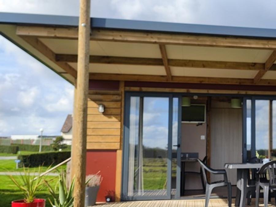 Camping Pas Cher vous présente avec son site Officiel campingpascher.fr, le Camping Flower Omaha Beach classé 3 étoiles, situé sur la commune de Vierville Sur Mer dans le département Calvados (Basse Normandie) en France. Le camping Flower Omaha Beach, vous présente un hébergement de type chalet et télévision. Le camping Flower Omaha Beach vous propose du sam. 12 septembre au sam. 19 septembre 2026 pour 7 nuits à 532€. Cette location propose 44 dates différentes pour réserver votre séjour. Découvrez également les 17 autres gammes d'hébergements du camping. Les Avis clients pour le Camping Flower Omaha Beach sont excellents avec une note moyenne de 8 sur 10. Mer, Piscine chauffée, Piscine couverte, Animations familiales, Club enfants, Aire de jeux enfants, Centre équestre, Golf, Ping-pong, Pétanque, Sports nautiques, Structure gonflable enfants, Terrain de beach-volley, Terrain de football, Terrain multisports, Bar, Bureau de tabac, Créperie, Dépôt de pain, Plats à emporter, Restaurant, Snack/Bar, Station-service, Épicerie,... En savoir plus : cliquez-ICI.