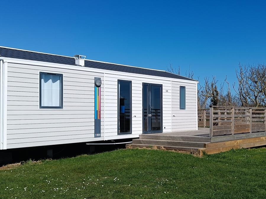Camping Pas Cher vous présente avec son site Officiel campingpascher.fr, le Camping Flower Omaha Beach classé 3 étoiles, situé sur la commune de Vierville Sur Mer dans le département Calvados (Basse Normandie) en France. Le camping Flower Omaha Beach, vous présente un hébergement de type mobil-home de 36 m² et télévision. Le camping Flower Omaha Beach vous propose du sam. 22 août au sam. 29 août 2026 pour 7 nuits à 1267.88€. Cette location propose 1 dates différentes pour réserver votre séjour. Découvrez également les 20 autres gammes d'hébergements du camping. Les Avis clients pour le Camping Flower Omaha Beach sont excellents avec une note moyenne de 8 sur 10. Mer, Piscine chauffée, Piscine couverte, Animations familiales, Club enfants, Aire de jeux enfants, Centre équestre, Golf, Ping-pong, Pétanque, Sports nautiques, Structure gonflable enfants, Terrain de beach-volley, Terrain de football, Terrain multisports, Bar, Bureau de tabac, Créperie, Dépôt de pain, Plats à emporter, Restaurant, Snack/Bar, Station-service, Épicerie,... En savoir plus : cliquez-ICI.