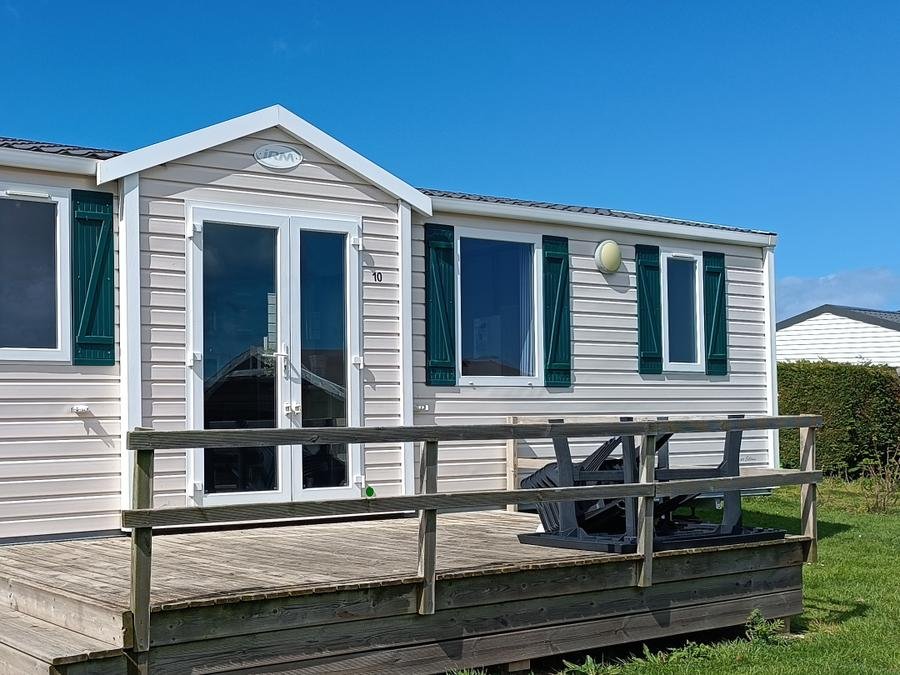 Camping Pas Cher vous présente avec son site Officiel campingpascher.fr, le Camping Flower Omaha Beach classé 3 étoiles, situé sur la commune de Vierville Sur Mer dans le département Calvados (Basse Normandie) en France. Le camping Flower Omaha Beach, vous présente un hébergement de type mobil-home de 32 m² et télévision. Le camping Flower Omaha Beach vous propose du sam. 19 septembre au sam. 26 septembre 2026 pour 7 nuits à 518€. Cette location propose 28 dates différentes pour réserver votre séjour. Découvrez également les 15 autres gammes d'hébergements du camping. Les Avis clients pour le Camping Flower Omaha Beach sont excellents avec une note moyenne de 8 sur 10. Mer, Piscine chauffée, Piscine couverte, Animations familiales, Club enfants, Aire de jeux enfants, Centre équestre, Golf, Ping-pong, Pétanque, Sports nautiques, Structure gonflable enfants, Terrain de beach-volley, Terrain de football, Terrain multisports, Bar, Bureau de tabac, Créperie, Dépôt de pain, Plats à emporter, Restaurant, Snack/Bar, Station-service, Épicerie,... En savoir plus : cliquez-ICI.