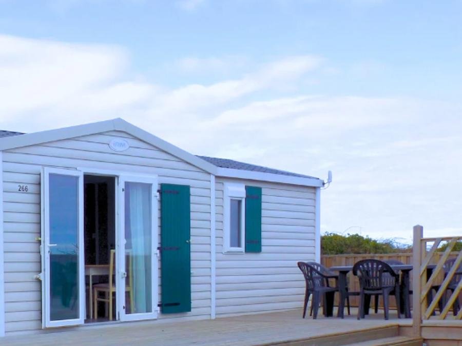 Camping Pas Cher vous présente avec son site Officiel campingpascher.fr, le Camping Flower Omaha Beach classé 3 étoiles, situé sur la commune de Vierville Sur Mer dans le département Calvados (Basse Normandie) en France. Le camping Flower Omaha Beach vous propose un hébergement de type mobil-home de 40 m² (télévision). L'établissement vous propose 20 autres types d'hébergements. Découvrez tous nos séjours à petits prix dans la commune et aux alentours de Vierville Sur Mer du département : Calvados (Basse Normandie). Les Avis clients pour le Camping Flower Omaha Beach sont excellents avec une note moyenne de 8 sur 10. Mer, Piscine chauffée, Piscine couverte, Animations familiales, Club enfants, Aire de jeux enfants, Centre équestre, Golf, Ping-pong, Pétanque, Sports nautiques, Structure gonflable enfants, Terrain de beach-volley, Terrain de football, Terrain multisports, Bar, Bureau de tabac, Créperie, Dépôt de pain, Plats à emporter, Restaurant, Snack/Bar, Station-service, Épicerie,... En savoir plus : cliquez-ICI.