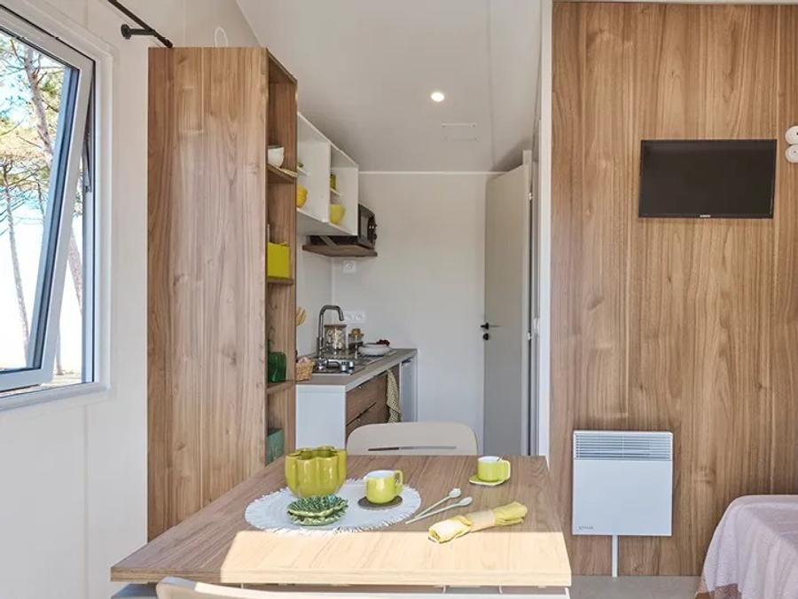 Camping Pas Cher vous présente avec son site Officiel campingpascher.fr, le Camping Flower Omaha Beach classé 3 étoiles, situé sur la commune de Vierville Sur Mer dans le département Calvados (Basse Normandie) en France. Le camping Flower Omaha Beach, vous présente un hébergement de type studio de 13 m². Le camping Flower Omaha Beach vous propose du sam. 19 septembre au sam. 26 septembre 2026 pour 7 nuits à 294€. Cette location propose 49 dates différentes pour réserver votre séjour. Découvrez également les 17 autres gammes d'hébergements du camping. Les Avis clients pour le Camping Flower Omaha Beach sont excellents avec une note moyenne de 8 sur 10. Mer, Piscine chauffée, Piscine couverte, Animations familiales, Club enfants, Aire de jeux enfants, Centre équestre, Golf, Ping-pong, Pétanque, Sports nautiques, Structure gonflable enfants, Terrain de beach-volley, Terrain de football, Terrain multisports, Bar, Bureau de tabac, Créperie, Dépôt de pain, Plats à emporter, Restaurant, Snack/Bar, Station-service, Épicerie,... En savoir plus : cliquez-ICI.