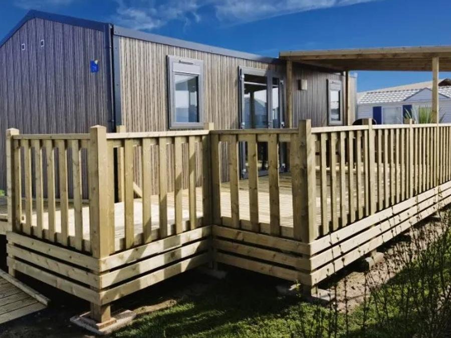Camping Pas Cher vous présente avec son site Officiel campingpascher.fr, le Camping Flower Omaha Beach classé 3 étoiles, situé sur la commune de Vierville Sur Mer dans le département Calvados (Basse Normandie) en France. Le camping Flower Omaha Beach, vous présente un hébergement de type mobil-home de 31 m² et télévision. Le camping Flower Omaha Beach vous propose du sam. 12 septembre au sam. 19 septembre 2026 pour 7 nuits à 693€. Cette location propose 64 dates différentes pour réserver votre séjour. Découvrez également les 16 autres gammes d'hébergements du camping. Les Avis clients pour le Camping Flower Omaha Beach sont excellents avec une note moyenne de 8 sur 10. Mer, Piscine chauffée, Piscine couverte, Animations familiales, Club enfants, Aire de jeux enfants, Centre équestre, Golf, Ping-pong, Pétanque, Sports nautiques, Structure gonflable enfants, Terrain de beach-volley, Terrain de football, Terrain multisports, Bar, Bureau de tabac, Créperie, Dépôt de pain, Plats à emporter, Restaurant, Snack/Bar, Station-service, Épicerie,... En savoir plus : cliquez-ICI.