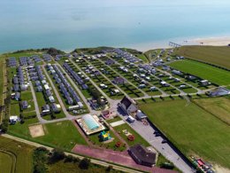 Camping Pas Cher vous présente avec son site Officiel campingpascher.fr, le Camping Flower Omaha Beach classé 3 étoiles, situé sur la commune de Vierville Sur Mer dans le département Calvados (Basse Normandie) en France. Le camping Flower Omaha Beach, vous présente un hébergement de type studio de 13 m². Le camping Flower Omaha Beach vous propose du sam. 19 septembre au sam. 26 septembre 2026 pour 7 nuits à 294€. Cette location propose 49 dates différentes pour réserver votre séjour. Découvrez également les 17 autres gammes d'hébergements du camping. Les Avis clients pour le Camping Flower Omaha Beach sont excellents avec une note moyenne de 8 sur 10. Mer, Piscine chauffée, Piscine couverte, Animations familiales, Club enfants, Aire de jeux enfants, Centre équestre, Golf, Ping-pong, Pétanque, Sports nautiques, Structure gonflable enfants, Terrain de beach-volley, Terrain de football, Terrain multisports, Bar, Bureau de tabac, Créperie, Dépôt de pain, Plats à emporter, Restaurant, Snack/Bar, Station-service, Épicerie,... En savoir plus : cliquez-ICI.