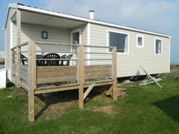 Camping Pas Cher vous présente avec son site Officiel campingpascher.fr, le Camping Flower Omaha Beach classé 3 étoiles, situé sur la commune de Vierville Sur Mer dans le département Calvados (Basse Normandie) en France. Le camping Flower Omaha Beach, vous présente un hébergement de type mobil-home de 35 m² et télévision. Le camping Flower Omaha Beach vous propose du mardi 07 avril au mardi 14 avril 2026 pour 7 nuits à 686€. Cette location propose 95 dates différentes pour réserver votre séjour. Découvrez également les 18 autres gammes d'hébergements du camping. Les Avis clients pour le Camping Flower Omaha Beach sont excellents avec une note moyenne de 8 sur 10. Mer, Piscine chauffée, Piscine couverte, Animations familiales, Club enfants, Aire de jeux enfants, Centre équestre, Golf, Ping-pong, Pétanque, Sports nautiques, Structure gonflable enfants, Terrain de beach-volley, Terrain de football, Terrain multisports, Bar, Bureau de tabac, Créperie, Dépôt de pain, Plats à emporter, Restaurant, Snack/Bar, Station-service, Épicerie,... En savoir plus : cliquez-ICI.