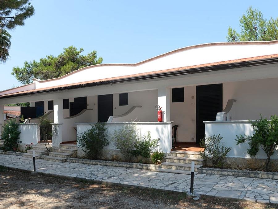 Camping Pas Cher vous présente avec son site Officiel campingpascher.fr, le Camping Village San Pablo classé 3 étoiles, situé sur la commune de Vieste dans le département Foggia (Pouilles) en Italie. Le camping Village San Pablo, vous présente un hébergement de type villa de 20 m² avec climatisation et télévision. Le camping Village San Pablo vous propose du dimanche 13 septembre au dimanche 20 septembre 2026 pour 7 nuits à 180€. Cette location propose 6 dates différentes pour réserver votre séjour. Découvrez également les 4 autres gammes d'hébergements du camping. Les Avis clients pour le Camping Village San Pablo sont de 7 sur 10. Piscine extérieure, Animation enfants, Animations familiales, Aire de jeux enfants, Court de tennis, Ping-pong, Salle de fitness, Terrain de football, Bar, Pizzeria, Plats à emporter, Supermarché,... En savoir plus : cliquez-ICI.