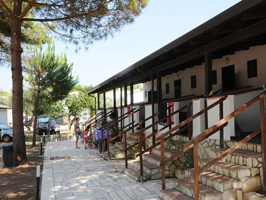 Camping Pas Cher vous présente avec son site Officiel campingpascher.fr, le Camping Village San Pablo classé 3 étoiles, situé sur la commune de Vieste dans le département Foggia (Pouilles) en Italie. Le camping Village San Pablo, vous présente un hébergement de type villa de 32 m² avec climatisation et télévision. Le camping Village San Pablo vous propose du sam. 06 juin au sam. 13 juin 2026 pour 7 nuits à 350€. Cette location propose 10 dates différentes pour réserver votre séjour. Découvrez également les 4 autres gammes d'hébergements du camping. Les Avis clients pour le Camping Village San Pablo sont de 7 sur 10. Piscine extérieure, Animation enfants, Animations familiales, Aire de jeux enfants, Court de tennis, Ping-pong, Salle de fitness, Terrain de football, Bar, Pizzeria, Plats à emporter, Supermarché,... En savoir plus : cliquez-ICI.