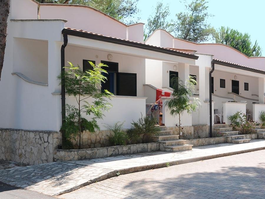 Camping Pas Cher vous présente avec son site Officiel campingpascher.fr, le Camping Village San Pablo classé 3 étoiles, situé sur la commune de Vieste dans le département Foggia (Pouilles) en Italie. Le camping Village San Pablo, vous présente un hébergement de type villa de 38 m² avec climatisation et télévision. Le camping Village San Pablo vous propose du sam. 06 juin au sam. 13 juin 2026 pour 7 nuits à 490€. Cette location propose 8 dates différentes pour réserver votre séjour. Découvrez également les 4 autres gammes d'hébergements du camping. Les Avis clients pour le Camping Village San Pablo sont de 7 sur 10. Piscine extérieure, Animation enfants, Animations familiales, Aire de jeux enfants, Court de tennis, Ping-pong, Salle de fitness, Terrain de football, Bar, Pizzeria, Plats à emporter, Supermarché,... En savoir plus : cliquez-ICI.