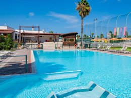 Camping Pas Cher vous présente avec son site Officiel campingpascher.fr, le Camping Village San Pablo classé 3 étoiles, situé sur la commune de Vieste dans le département Foggia (Pouilles) en Italie. Le camping Village San Pablo, vous présente un hébergement de type villa de 20 m² avec climatisation et télévision. Le camping Village San Pablo vous propose du dimanche 13 septembre au dimanche 20 septembre 2026 pour 7 nuits à 180€. Cette location propose 6 dates différentes pour réserver votre séjour. Découvrez également les 4 autres gammes d'hébergements du camping. Les Avis clients pour le Camping Village San Pablo sont de 7 sur 10. Piscine extérieure, Animation enfants, Animations familiales, Aire de jeux enfants, Court de tennis, Ping-pong, Salle de fitness, Terrain de football, Bar, Pizzeria, Plats à emporter, Supermarché,... En savoir plus : cliquez-ICI.