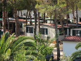 Camping Pas Cher vous présente avec son site Officiel campingpascher.fr, le Camping Village San Pablo classé 3 étoiles, situé sur la commune de Vieste dans le département Foggia (Pouilles) en Italie. Le camping Village San Pablo, vous présente un hébergement de type mobil-home de 28 m² avec climatisation et télévision. Le camping Village San Pablo vous propose du sam. 25 avril au sam. 02 mai 2026 pour 7 nuits à 180€. Cette location propose 33 dates différentes pour réserver votre séjour. Découvrez également les 4 autres gammes d'hébergements du camping. Les Avis clients pour le Camping Village San Pablo sont de 7 sur 10. Piscine extérieure, Animation enfants, Animations familiales, Aire de jeux enfants, Court de tennis, Ping-pong, Salle de fitness, Terrain de football, Bar, Pizzeria, Plats à emporter, Supermarché,... En savoir plus : cliquez-ICI.