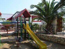 Camping Pas Cher vous présente avec son site Officiel campingpascher.fr, le Camping Village San Pablo classé 3 étoiles, situé sur la commune de Vieste dans le département Foggia (Pouilles) en Italie. Le camping Village San Pablo, vous présente un hébergement de type villa de 38 m² avec climatisation et télévision. Le camping Village San Pablo vous propose du sam. 25 avril au sam. 02 mai 2026 pour 7 nuits à 360€. Cette location propose 25 dates différentes pour réserver votre séjour. Découvrez également les 4 autres gammes d'hébergements du camping. Les Avis clients pour le Camping Village San Pablo sont de 7 sur 10. Piscine extérieure, Animation enfants, Animations familiales, Aire de jeux enfants, Court de tennis, Ping-pong, Salle de fitness, Terrain de football, Bar, Pizzeria, Plats à emporter, Supermarché,... En savoir plus : cliquez-ICI.