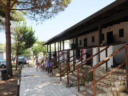 Camping Pas Cher vous présente avec son site Officiel campingpascher.fr, le Camping Village San Pablo classé 3 étoiles, situé sur la commune de Vieste dans le département Foggia (Pouilles) en Italie. Le camping Village San Pablo, vous présente un hébergement de type villa de 32 m² avec climatisation et télévision. Le camping Village San Pablo vous propose du sam. 25 avril au sam. 02 mai 2026 pour 7 nuits à 250€. Cette location propose 25 dates différentes pour réserver votre séjour. Découvrez également les 4 autres gammes d'hébergements du camping. Les Avis clients pour le Camping Village San Pablo sont de 7 sur 10. Piscine extérieure, Animation enfants, Animations familiales, Aire de jeux enfants, Court de tennis, Ping-pong, Salle de fitness, Terrain de football, Bar, Pizzeria, Plats à emporter, Supermarché,... En savoir plus : cliquez-ICI.