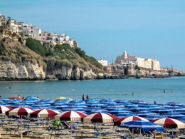 Camping Pas Cher vous présente avec son site Officiel campingpascher.fr, le Camping Village San Pablo classé 3 étoiles, situé sur la commune de Vieste dans le département Foggia (Pouilles) en Italie. Le camping Village San Pablo, vous présente un hébergement de type villa de 32 m² avec climatisation et télévision. Le camping Village San Pablo vous propose du sam. 25 avril au sam. 02 mai 2026 pour 7 nuits à 250€. Cette location propose 25 dates différentes pour réserver votre séjour. Découvrez également les 4 autres gammes d'hébergements du camping. Les Avis clients pour le Camping Village San Pablo sont de 7 sur 10. Piscine extérieure, Animation enfants, Animations familiales, Aire de jeux enfants, Court de tennis, Ping-pong, Salle de fitness, Terrain de football, Bar, Pizzeria, Plats à emporter, Supermarché,... En savoir plus : cliquez-ICI.