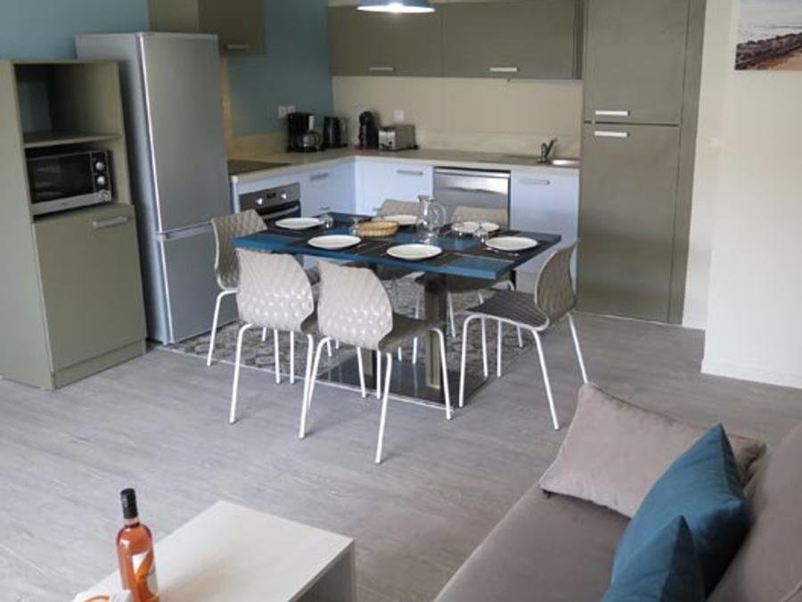 Camping Pas Cher vous présente avec son site Officiel campingpascher.fr, le Camping Les Sables D'Or classé 4 étoiles, situé sur la commune de Vieux Boucau Les Bains dans le département Landes (Aquitaine) en France. Le camping Les Sables D'Or, vous présente un hébergement de type appartement de 54 m² et télévision. Le camping Les Sables D'Or vous propose du sam. 05 septembre au sam. 12 septembre 2026 pour 7 nuits à 735€. Cette location propose 117 dates différentes pour réserver votre séjour. Découvrez également les 4 autres gammes d'hébergements du camping. Les Avis clients pour le Camping Les Sables D'Or sont excellents avec une note moyenne de 9 sur 10. LacMer, Piscine chauffée, Piscine extérieure, Canoë-kayak, Golf, Salle de fitness, Surf,... En savoir plus : cliquez-ICI.