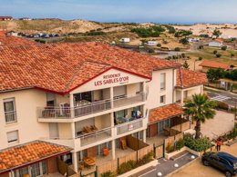 Camping Pas Cher vous présente avec son site Officiel campingpascher.fr, le Camping Les Sables D'Or classé 4 étoiles, situé sur la commune de Vieux Boucau Les Bains dans le département Landes (Aquitaine) en France. Le camping Les Sables D'Or, vous présente un hébergement de type studio de 32 m² pour 3 personnes et télévision. Le camping Les Sables D'Or vous propose du sam. 20 juin au sam. 27 juin 2026 pour 7 nuits à 476€. Cette location propose 8 dates différentes pour réserver votre séjour. Découvrez également les 4 autres gammes d'hébergements du camping. Les Avis clients pour le Camping Les Sables D'Or sont excellents avec une note moyenne de 9 sur 10. LacMer, Piscine chauffée, Piscine extérieure, Canoë-kayak, Golf, Salle de fitness, Surf,... En savoir plus : cliquez-ICI.