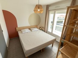 Camping Pas Cher vous présente avec son site Officiel campingpascher.fr, le Camping Lagocéan classé 3 étoiles, situé sur la commune de Vieux Boucau Les Bains dans le département Landes (Aquitaine) en France. Le camping Lagocéan, vous présente un hébergement de type appartement de 22 m² et télévision. Le camping Lagocéan vous propose du lundi 15 décembre au lundi 22 décembre 2025 pour 7 nuits à 378€. Cette location propose 3 dates différentes pour réserver votre séjour. Découvrez également les 7 autres gammes d'hébergements du camping. Les Avis clients pour le Camping Lagocéan sont excellents avec une note moyenne de 8 sur 10. LacMer, Canoë-kayak, Centre équestre, Golf,... En savoir plus : cliquez-ICI.