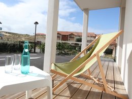 Camping Pas Cher vous présente avec son site Officiel campingpascher.fr, le Camping Lagocéan classé 3 étoiles, situé sur la commune de Vieux Boucau Les Bains dans le département Landes (Aquitaine) en France. Le camping Lagocéan, vous présente un hébergement de type appartement de 59 m² et télévision. Le camping Lagocéan vous propose du lundi 15 décembre au lundi 22 décembre 2025 avec un DÉPART DEMAIN pour 7 nuits à 609€. Cette location propose 8 dates différentes pour réserver votre séjour. Découvrez également les 7 autres gammes d'hébergements du camping. Les Avis clients pour le Camping Lagocéan sont excellents avec une note moyenne de 8 sur 10. LacMer, Canoë-kayak, Centre équestre, Golf,... En savoir plus : cliquez-ICI.