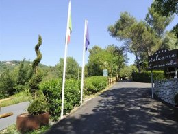 Camping Pas Cher vous présente avec son site Officiel campingpascher.fr, le Camping Villaggio C'Era Una Volta classé 3 étoiles, situé sur la commune de Villanova D'albenga dans le département Savone (Ligurie) en Italie. Le camping Villaggio C'Era Una Volta vous propose un hébergement de type bungalow pour 1 personne. L'établissement vous propose un autre type d'hébergement. Découvrez tous nos séjours à petits prix dans la commune et aux alentours de Villanova D'albenga du département : Savone (Ligurie). Les Avis clients pour le Camping Villaggio C'Era Una Volta sont de 7 sur 10. Piscine extérieure, Animations familiales, Aire de jeux enfants, Centre équestre, Court de tennis, Flipper, Golf, Ping-pong, Piscine, Planche à voile, Plongée, Salle de fitness, Ski nautique, Terrain de football, Bar, Pizzeria, Snack/Bar, Épicerie,... En savoir plus : cliquez-ICI.