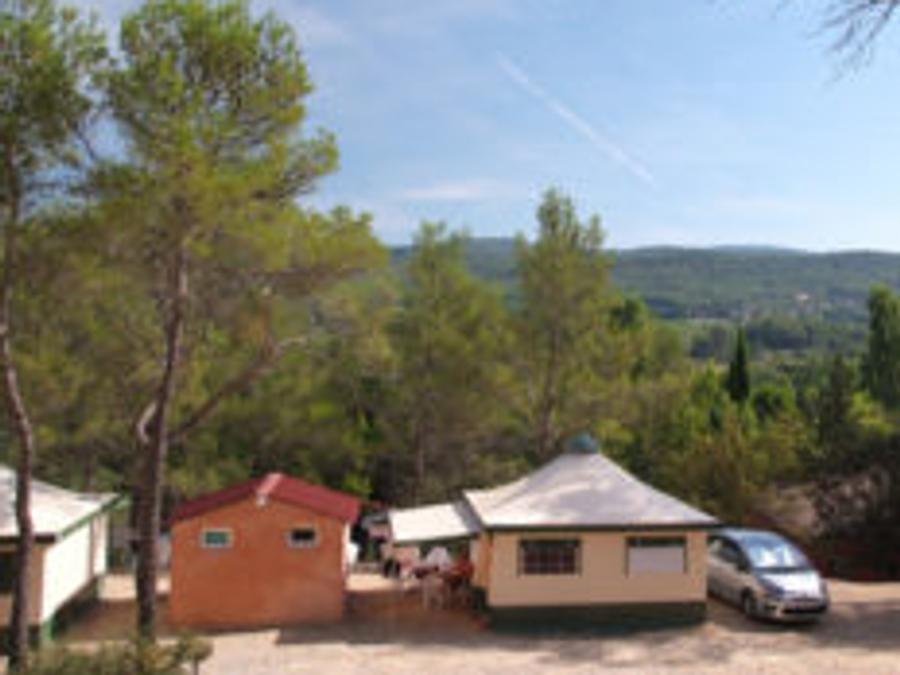 Camping Pas Cher vous présente avec son site Officiel campingpascher.fr, le Camping Flower Les Cadenières classé 4 étoiles, situé sur la commune de Villecroze dans le département Var (Provence Alpes Côte D'azur) en France. Le camping Flower Les Cadenières, vous présente un hébergement de type bungalow toilé de 20 m² pour 2 personnes. Le camping Flower Les Cadenières vous propose du dimanche 21 juin au dimanche 28 juin 2026 pour 7 nuits à 441€. Cette location propose 32 dates différentes pour réserver votre séjour. Découvrez également les 15 autres gammes d'hébergements du camping. Les Avis clients pour le Camping Flower Les Cadenières sont de 7 sur 10. Parc aquatique, Piscine extérieure, Animations familiales, Club enfants, Aire de jeux enfants, Canoë-kayak, Canyoning, Centre équestre, Location de bateaux, Ping-pong, Pédalo, Pétanque, Rafting, Randonnée, Terrain de volley-ball, Terrain multisports, Bar, Boulangerie, Bureau de tabac, Dépôt de pain, Station-service, Supermarché, Épicerie,... En savoir plus : cliquez-ICI.
