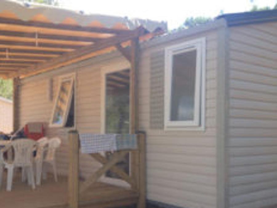 Camping Pas Cher vous présente avec son site Officiel campingpascher.fr, le Camping Flower Les Cadenières classé 4 étoiles, situé sur la commune de Villecroze dans le département Var (Provence Alpes Côte D'azur) en France. Le camping Flower Les Cadenières, vous présente un hébergement de type mobil-home de 23 m² pour 5 personnes. Le camping Flower Les Cadenières vous propose du jeudi 04 juin au jeudi 11 juin 2026 avec un DÉPART DEMAIN pour 7 nuits à 350€. Cette location propose 30 dates différentes pour réserver votre séjour. Découvrez également les 12 autres gammes d'hébergements du camping. Les Avis clients pour le Camping Flower Les Cadenières sont de 7 sur 10. Parc aquatique, Piscine extérieure, Animations familiales, Club enfants, Aire de jeux enfants, Canoë-kayak, Canyoning, Centre équestre, Location de bateaux, Ping-pong, Pédalo, Pétanque, Rafting, Randonnée, Terrain de volley-ball, Terrain multisports, Bar, Boulangerie, Bureau de tabac, Dépôt de pain, Station-service, Supermarché, Épicerie,... En savoir plus : cliquez-ICI.