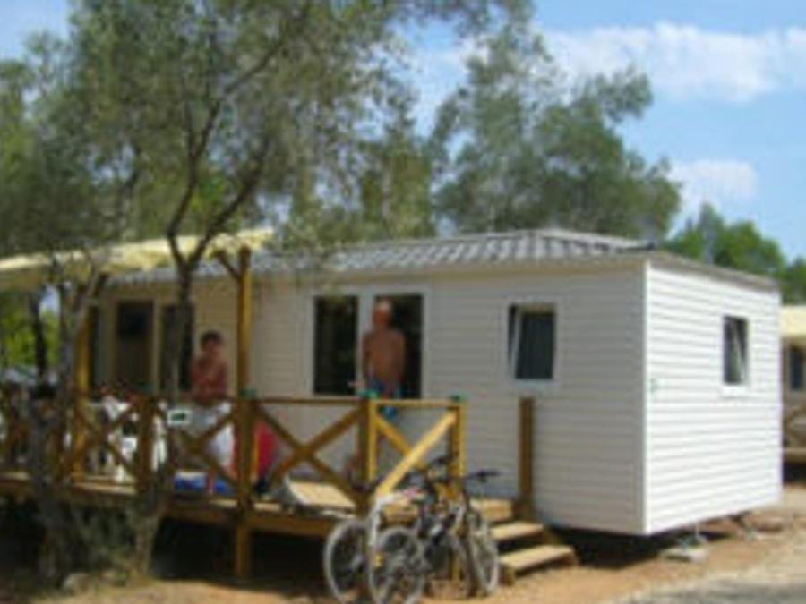 Camping Pas Cher vous présente avec son site Officiel campingpascher.fr, le Camping Flower Les Cadenières classé 4 étoiles, situé sur la commune de Villecroze dans le département Var (Provence Alpes Côte D'azur) en France. Le camping Flower Les Cadenières, vous présente un hébergement de type mobil-home de 29 m² pour 6 personnes. Le camping Flower Les Cadenières vous propose du jeudi 04 juin au jeudi 11 juin 2026 avec un DÉPART DEMAIN pour 7 nuits à 350€. Cette location propose 15 dates différentes pour réserver votre séjour. Découvrez également les 13 autres gammes d'hébergements du camping. Les Avis clients pour le Camping Flower Les Cadenières sont de 7 sur 10. Parc aquatique, Piscine extérieure, Animations familiales, Club enfants, Aire de jeux enfants, Canoë-kayak, Canyoning, Centre équestre, Location de bateaux, Ping-pong, Pédalo, Pétanque, Rafting, Randonnée, Terrain de volley-ball, Terrain multisports, Bar, Boulangerie, Bureau de tabac, Dépôt de pain, Station-service, Supermarché, Épicerie,... En savoir plus : cliquez-ICI.
