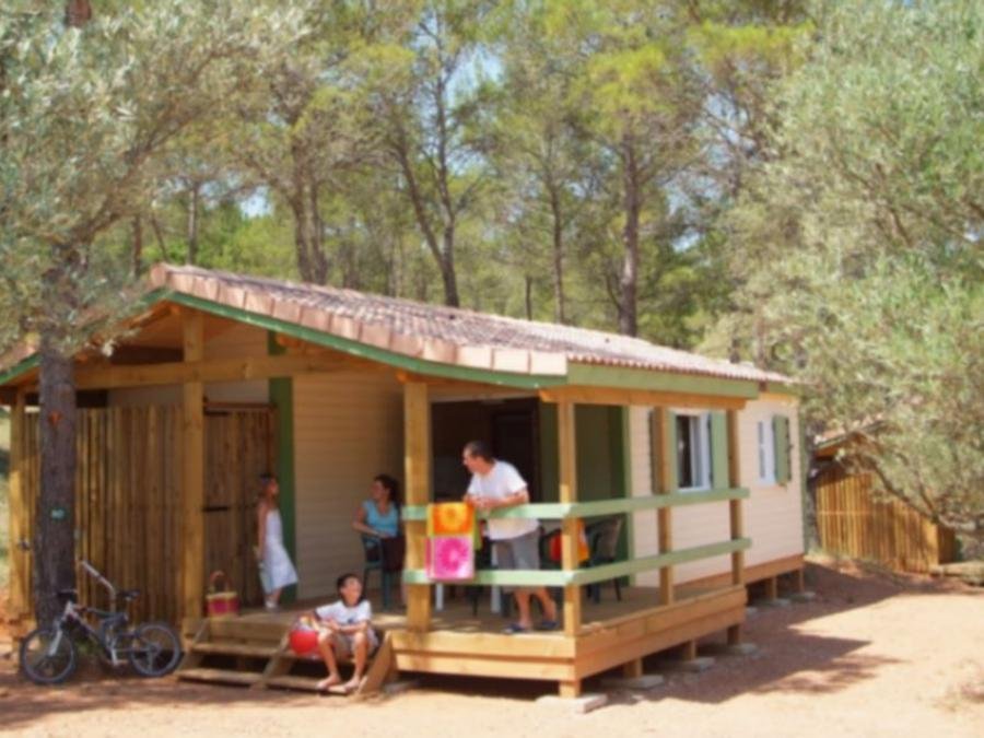 Camping Pas Cher vous présente avec son site Officiel campingpascher.fr, le Camping Flower Les Cadenières classé 4 étoiles, situé sur la commune de Villecroze dans le département Var (Provence Alpes Côte D'azur) en France. Le camping Flower Les Cadenières, vous présente un hébergement de type chalet de 35 m² pour 7 personnes avec climatisation. Le camping Flower Les Cadenières vous propose du sam. 11 juillet au sam. 18 juillet 2026 pour 7 nuits à 1050€. Cette location propose 3 dates différentes pour réserver votre séjour. Découvrez également les 13 autres gammes d'hébergements du camping. Les Avis clients pour le Camping Flower Les Cadenières sont excellents avec une note moyenne de 8 sur 10. Parc aquatique, Piscine extérieure, Animations familiales, Club enfants, Aire de jeux enfants, Canoë-kayak, Canyoning, Centre équestre, Location de bateaux, Ping-pong, Pédalo, Pétanque, Rafting, Randonnée, Terrain de volley-ball, Terrain multisports, Bar, Boulangerie, Bureau de tabac, Dépôt de pain, Station-service, Supermarché, Épicerie,... En savoir plus : cliquez-ICI.