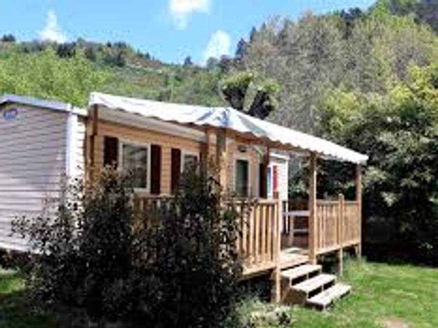 Camping Pas Cher vous présente avec son site Officiel campingpascher.fr, le Camping Flower Les Cadenières classé 4 étoiles, situé sur la commune de Villecroze dans le département Var (Provence Alpes Côte D'azur) en France. Le camping Flower Les Cadenières vous propose un hébergement de type mobil-home de 37 m² avec climatisation (télévision). L'établissement vous propose 15 autres types d'hébergements. Découvrez tous nos séjours à petits prix dans la commune et aux alentours de Villecroze du département : Var (Provence Alpes Côte D'azur). Les Avis clients pour le Camping Flower Les Cadenières sont excellents avec une note moyenne de 8 sur 10. Parc aquatique, Piscine extérieure, Animations familiales, Club enfants, Aire de jeux enfants, Canoë-kayak, Canyoning, Centre équestre, Location de bateaux, Ping-pong, Pédalo, Pétanque, Rafting, Randonnée, Terrain de volley-ball, Terrain multisports, Bar, Boulangerie, Bureau de tabac, Dépôt de pain, Station-service, Supermarché, Épicerie,... En savoir plus : cliquez-ICI.