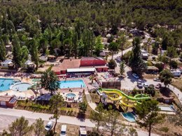 Camping Pas Cher vous présente avec son site Officiel campingpascher.fr, le Camping Flower Les Cadenières classé 4 étoiles, situé sur la commune de Villecroze dans le département Var (Provence Alpes Côte D'azur) en France. Le camping Flower Les Cadenières, vous présente un hébergement de type mobil-home de 23 m² pour 5 personnes. Le camping Flower Les Cadenières vous propose du jeudi 04 juin au jeudi 11 juin 2026 avec un DÉPART DEMAIN pour 7 nuits à 350€. Cette location propose 30 dates différentes pour réserver votre séjour. Découvrez également les 12 autres gammes d'hébergements du camping. Les Avis clients pour le Camping Flower Les Cadenières sont de 7 sur 10. Parc aquatique, Piscine extérieure, Animations familiales, Club enfants, Aire de jeux enfants, Canoë-kayak, Canyoning, Centre équestre, Location de bateaux, Ping-pong, Pédalo, Pétanque, Rafting, Randonnée, Terrain de volley-ball, Terrain multisports, Bar, Boulangerie, Bureau de tabac, Dépôt de pain, Station-service, Supermarché, Épicerie,... En savoir plus : cliquez-ICI.