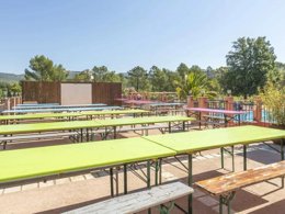 Camping Pas Cher vous présente avec son site Officiel campingpascher.fr, le Camping Flower Les Cadenières classé 4 étoiles, situé sur la commune de Villecroze dans le département Var (Provence Alpes Côte D'azur) en France. Le camping Flower Les Cadenières, vous présente un hébergement de type bungalow toilé de 20 m² pour 2 personnes. Le camping Flower Les Cadenières vous propose du dimanche 21 juin au dimanche 28 juin 2026 pour 7 nuits à 378€. Cette location propose 19 dates différentes pour réserver votre séjour. Découvrez également les 12 autres gammes d'hébergements du camping. Les Avis clients pour le Camping Flower Les Cadenières sont de 7 sur 10. Parc aquatique, Piscine extérieure, Animations familiales, Club enfants, Aire de jeux enfants, Canoë-kayak, Canyoning, Centre équestre, Location de bateaux, Ping-pong, Pédalo, Pétanque, Rafting, Randonnée, Terrain de volley-ball, Terrain multisports, Bar, Boulangerie, Bureau de tabac, Dépôt de pain, Station-service, Supermarché, Épicerie,... En savoir plus : cliquez-ICI.