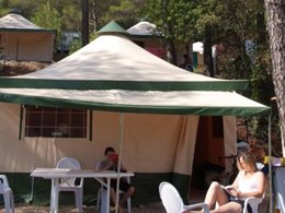 Camping Pas Cher vous présente avec son site Officiel campingpascher.fr, le Camping Flower Les Cadenières classé 4 étoiles, situé sur la commune de Villecroze dans le département Var (Provence Alpes Côte D'azur) en France. Le camping Flower Les Cadenières, vous présente un hébergement de type bungalow toilé de 20 m² pour 2 personnes. Le camping Flower Les Cadenières vous propose du dimanche 21 juin au dimanche 28 juin 2026 pour 7 nuits à 378€. Cette location propose 19 dates différentes pour réserver votre séjour. Découvrez également les 12 autres gammes d'hébergements du camping. Les Avis clients pour le Camping Flower Les Cadenières sont de 7 sur 10. Parc aquatique, Piscine extérieure, Animations familiales, Club enfants, Aire de jeux enfants, Canoë-kayak, Canyoning, Centre équestre, Location de bateaux, Ping-pong, Pédalo, Pétanque, Rafting, Randonnée, Terrain de volley-ball, Terrain multisports, Bar, Boulangerie, Bureau de tabac, Dépôt de pain, Station-service, Supermarché, Épicerie,... En savoir plus : cliquez-ICI.